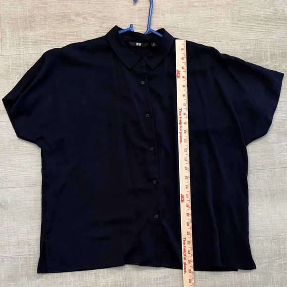 Uniqlo Dark Blue Button-Up Blouse size medium, short sleeve collared top - Picture 4 of 7